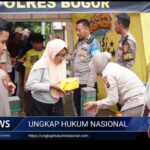 Polres Bogor Bagikan Takjil dan Makan Gratis untuk Masyarakat di Depan Mako Screenshot_20260220-223828_1
